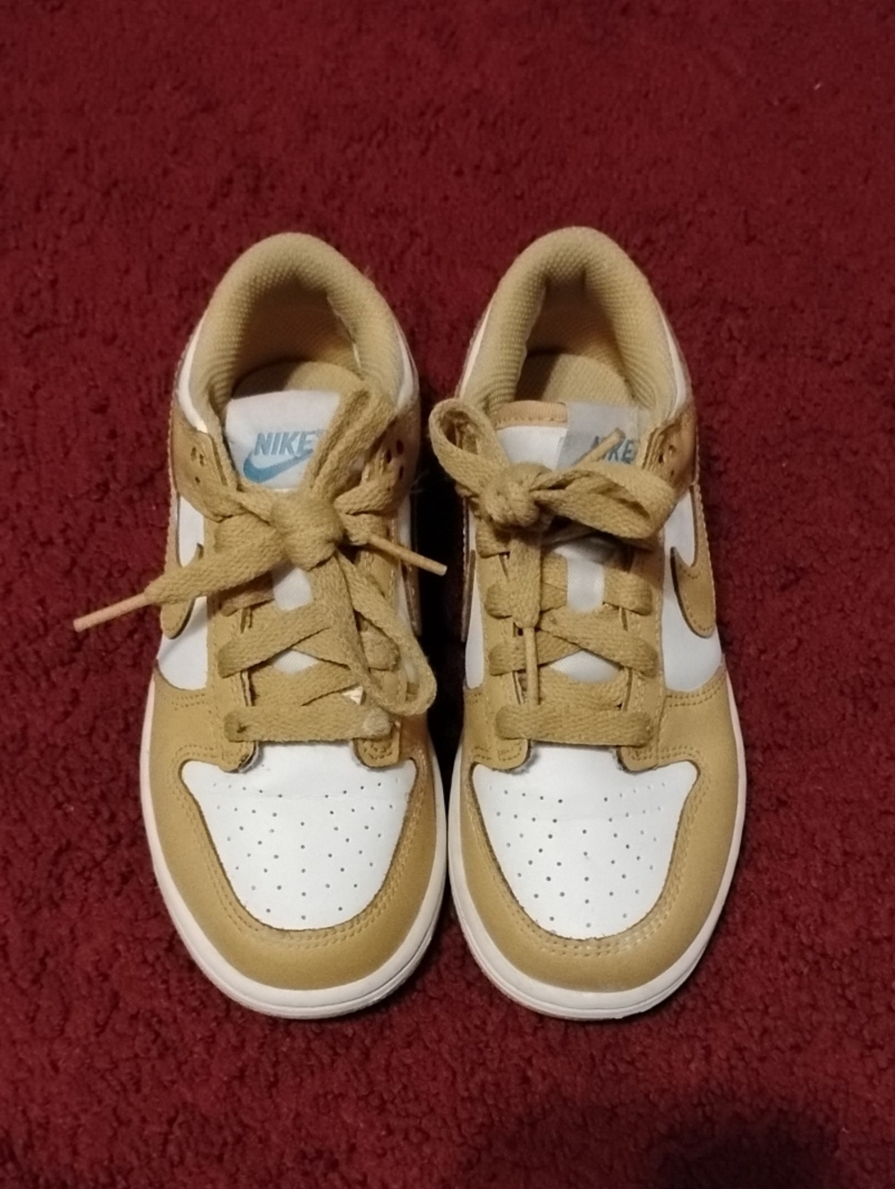Nike Kids Low-Top Sneakers in Gold and White
